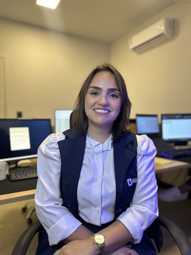 Colaboradora do administrativo na sua estação de trabalho
