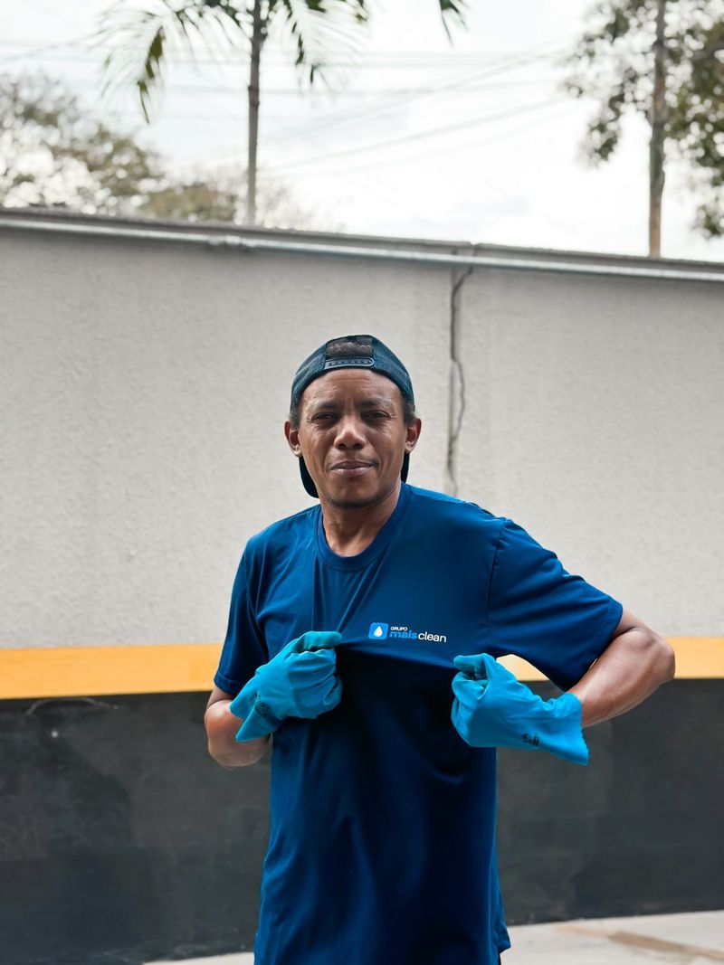 Colaborador de boné e luvas com o uniforme do Grupo Mais Clean