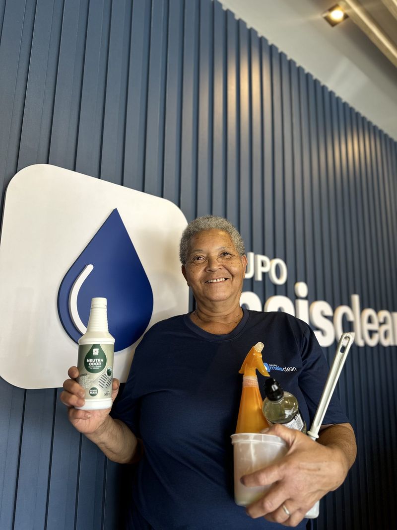 Colaboradora com os produtos de limpeza na sede