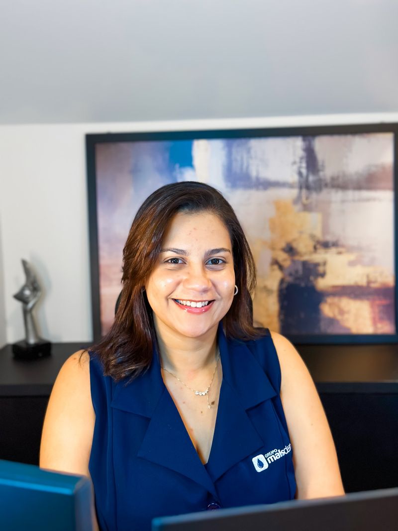 Recepcionista sorrindo na sua mesa