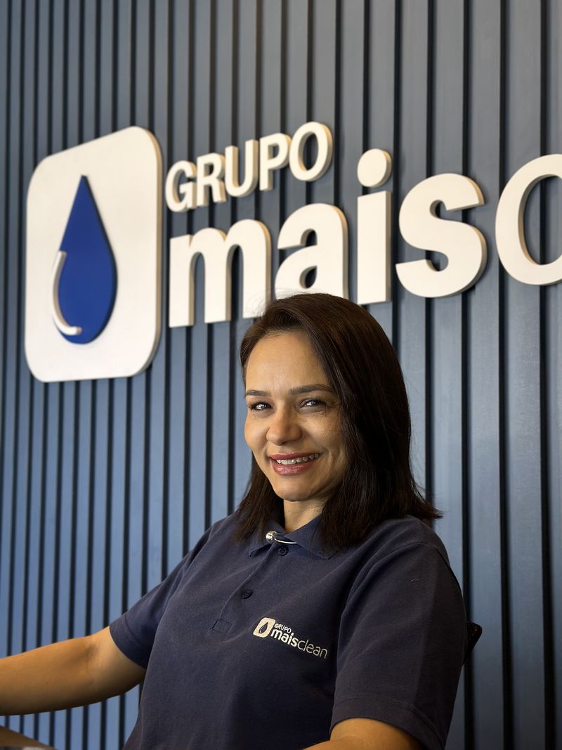 Colaboradora sorrindo na sede do Grupo Mais Clean
